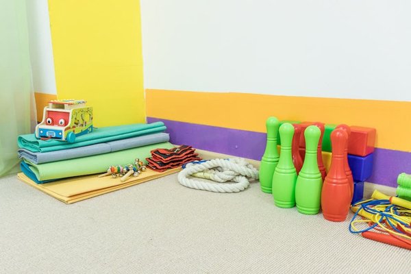 What are the challenges and solutions for integrating geothermal heating and cooling in real estate projects?